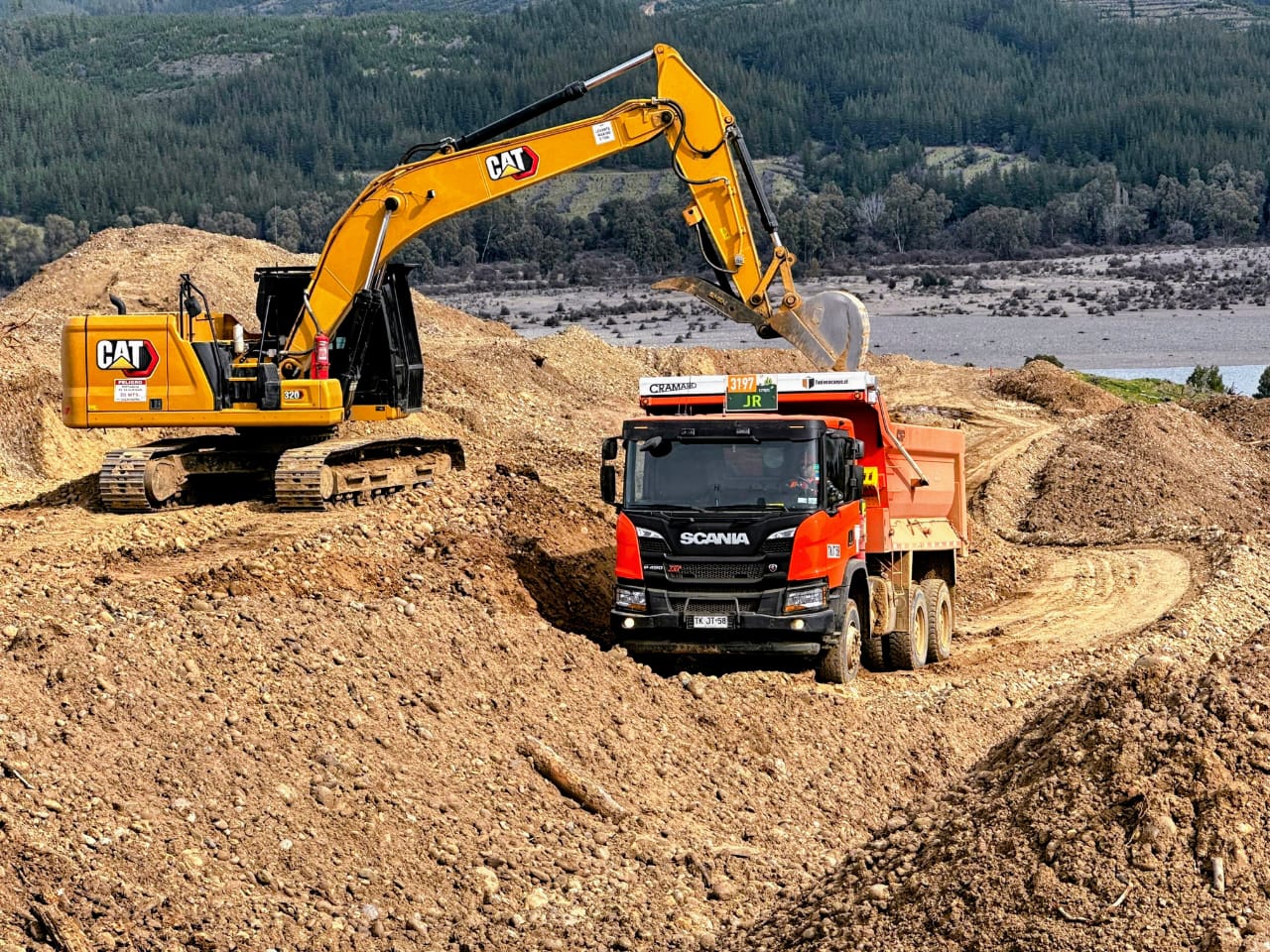 Flota de camiones JR Ltda en faena